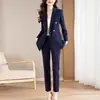 Conjunto de terno profissional feminino para primavera e outono, adequado para uso no escritório e deslocamento, apresentando um blazer de cor sólida e calças de corte justo, criando um conjunto de trabalho sofisticado e elegante