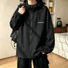 Chaqueta impermeable con capucha estampada estilo americano, nueva y moderna, para hombre, letra de otoño 2026, chaqueta deportiva para exteriores