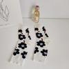 Calcetines blancos de flor de otoño e invierno japoneses para mujer, tipo caña, coreanos, estilo ins, flor pequeña, combinación de colores, calcetines de algodón al por mayor