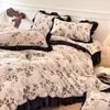 Conjunto de colcha estilo Hepburn, apresentando um conjunto de quatro peças em veludo de leite para o inverno, com forro de fleece adicional para aquecimento extra, e um conjunto de lençol e capa de edredom de fleece de coral de três peças
