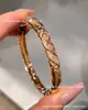 Pulseira Chanel versão estreita e larga padrão losango Coco finamente esculpida versão alta sem diamantes incrustados diamantes toque de luxo pulseira cor de ouro arroz