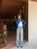 Jeans de mezclilla lavada estilo retro americano con un diseño casual de salpicaduras de tinta y bloques de color, con corte holgado, acabado desgastado y pierna recta.