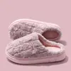 Nuevo estilo 2026, forradas de felpa y engrosadas, cálidas pantuflas de algodón para parejas para mujer, adecuadas para otoño e invierno, con suelas suaves, silenciosas, y diseñadas para uso en interiores para mantener los pies calientes