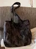 Nuevo bolso tote casual de nicho de gran capacidad para principios de otoño de 2026, con un toque relajado, adecuado para ir al trabajo, bolso de mano camuflado de un solo hombro