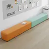 Juego de sofá largo simple y moderno con taburetes para cambiarse los zapatos para recepción, áreas de ocio y descanso en salones de peluquería y oficinas de ventas donde esperan los padres