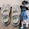 Sandalias Deportivas para Niñas 2025 Verano Nuevo Estilo Zapatos con Marco Hueco de Malla Transpirable para Niños Zapatos para Niñas Zapatos Blancos