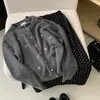 Jaqueta Cardigan Tricotada de Alta Qualidade Cinza com Laço Solta Visual Emagrecedor Bordada Suéter Top Feminino Tendência Outono/Inverno 2025 Novo Estilo