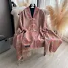 Nuevo Chal Estilo Chino con Cierre de Botón, Elegante y Versátil, Adecuado para Usar sobre un Qipao, Bufanda Larga con Patrón Jacquard Cachemir, Bufanda Cálida para Viaje