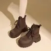 Botas Martin Retrô Femininas 2026 Nova Outono Superfície de Couro com Saia Botas de Cano Curto Marrons Estilo Britânico Sola Grossa Botas que Aumentam a Altura