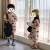 Trajes para Hermanos 2026 Verano Estilo Coreano Camiseta con Letras y Graffiti Vestido para Niños y Niñas, Conjunto Suelto de Shorts con Mangas Cortas para Niños