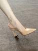 Lindo Par de Sapatos de Salto Alto em Couro Verniz Cor Nude com Saltos de Ferradura para Mulheres, Apresentando Saltos Grossos, Bicos Afiados e Solas Vermelhas