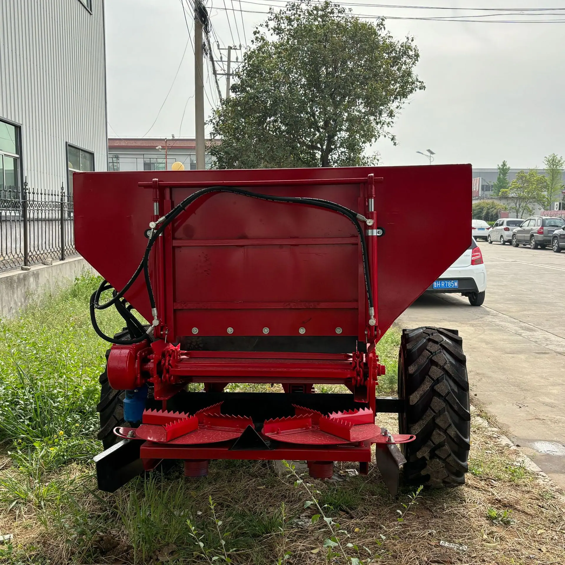 多功能撒肥车 2.jpg