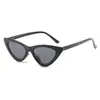Gafas de sol retro europeas y americanas de montura pequeña estilo ojo de gato para mujer, montura triangular negra de nicho, adecuadas para looks naturales, fotografía y protección solar