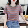 Camiseta Listrada Arco-Íris com Ombro Reto para Mulheres, Novo Estilo de Verão, Caimento Solto, Blusa de Manga Curta com Gola Redonda para Mães