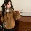 Ropa exterior para niñas de otoño e invierno con forro polar y grosor adicional, nuevo estilo 2026, top de moda con estampado de leopardo, chaqueta de gamuza con forro de algodón