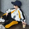 2365 Conjunto Esportivo Masculino Primavera e Outono 2026 Novo Estilo Coreano Moletom com Meio Zíper e Calça Jogger Conjunto de Duas Peças