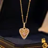 Colar com Pingente de Coração Tecido Escovado Cravejado com Diamantes Estilo Celebridade Retro de Luxo Leve Novo Simples e de Alto Padrão Colar Empilhado