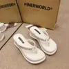 Chinelos de Passeio Femininos Tendência 2024 Novos de Verão Fashion Sandálias Planas Simples de Solado Grosso Sapatos Casuais de Praia