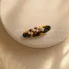 Presilha de bico de pato estrela de cinco pontas vintage em acetato com flor, pérola e strass, um acessório de cabelo único e versátil para mulheres, perfeito para estilizar a franja