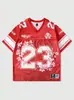 Camiseta Roja de Malla con Cuello en V de Manga Corta Estilo Retro Americano Estampado Digital Deportiva Holgada Calle Hip-Hop Casual Top para Hombre