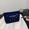 Bolsa de cosméticos pequeña y fresca con bordado de alta gama para mujer, bolsa de almacenamiento portátil de lona interior de gran capacidad con acabado, bolsa de lavado de maquillaje