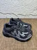 Sapatos de estudante leves em couro sintético, sapatos versáteis de outono com sola grossa para esportes e uso casual, novos sapatos "dad" respiráveis para mulheres, design em malha, 2026