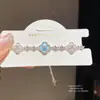 Videira de Flor Azul Gelo~Pulseira Flor de Quatro Pétalas com Zircônia 2026 Nova Pulseira Doce Luxo Leve de Alta Qualidade Versátil Joia de Mão para Mulheres