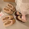 Suela gruesa de buen aspecto, zapatos de algodón, zapatos casuales, zapatos perezosos, peludos, otoño e invierno 2026, slip-on, nuevo estilo para usar al aire libre, con peluche gigante