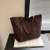 Nuevo bolso tote de gamuza de gran capacidad para principios de otoño de 2026, bolso de hombro cruzado casual vintage para el trabajo, bolso de mujer al por mayor