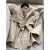 2026 novo trench coat curto com gola de dois botões e cintura marcada, jaqueta curta afina a silhueta para mulheres, atacado N6FW240300