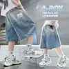 Shorts Jeans de Verão para Meninos 2026 Novo Estilo Roupa Infantil Versão Coreana Fresco e Estiloso Roupa de Trabalho Versátil Calça de Cinco Pontos Calça de Comprimento Médio