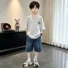Conjunto de verano para niños 2027 nuevo estilo casual para niños, camiseta holgada y shorts geniales y modernos, ropa fina de verano para niños mayores