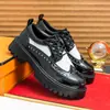 Sapatos masculinos formais casuais plus size transfronteiriços 2025 com rebites, sapatos de couro estilo barbeiro únicos, sapatos masculinos pretos e brancos de moda com sola grossa que aumentam a altura