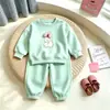 Conjunto Dulce para Niñas 2026 Otoño Nuevo Estilo Dibujos Animados Sudadera con Capucha de Manga Larga Pantalones Deportivos Conjunto Casual Elegante de Dos Piezas para Niños Pequeños Moderno