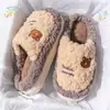 Chinelos peludos de casal para mulheres, novo estilo outono e inverno 2026, forrados com fleece, sola grossa, antiderrapantes, chinelos de algodão para casa e ambientes internos, direto do fabricante