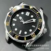 Relógio masculino estilo executivo com movimento chinês NH35, um modelo popular para exportação, apresentando um movimento mecânico totalmente automático e um mostrador luminoso