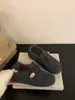 Novos Sapatos Birkenstock Ugly de Veludo Quente com Feijão Dourado Pequeno para a Temporada de Inverno 2025 com Solas Grossas e Aumento Interno de Altura