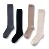 100% cachemira pura, longitud clásica hasta la mitad de la pantorrilla, con elasticidad moderada que no aprieta, diseño simple, tejido suave y delicado, calcetines cálidos hasta la mitad de la pantorrilla