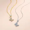 Colar de borboleta em prata S925 com moissanita, apresentando uma combinação de pedras de corte escalonado, uma corrente de clavícula leve e luxuosa, e um design único e de alta qualidade em joias de prata.