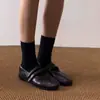 Sapatos Rasos Retro de Velcro para Mulheres 2026 Novos Versáteis Pretos Baixos Confortáveis Sapatos de Couro Mary Jane