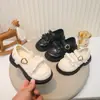 Sapatos de couro para meninas 2026 novo modelo com laço, sapatos pretos para estudantes, sapatos infantis, sapatos estilo princesa britânica