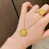 Juego de joyería de girasol de terciopelo dorado vietnamita, con un collar, pendientes y anillo de girasol incrustados de diamantes - un juego de tres piezas para mujer