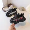 Zapatos de papá para niños de fábrica, zapatos de suela blanda para primavera y otoño para niños mayores, zapatos de moda 2026, zapatillas deportivas transpirables de malla para niños y niñas