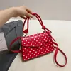 Novo modelo de outono de 2026, bolsa de ombro simples e casual com estampa de bolinhas, bolsa tiracolo estilosa, bolsa de mão moderna, bolsa quadrada pequena única