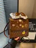 Linda mochila de oso de dibujos animados para mujer, nuevo estilo 2026, diseño simple, adecuada para estudiantes y personas que van al trabajo, mini mochila con un lazo