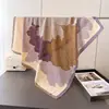 Novo Lenço Quadrado Grande Estilo Chinês com Peônias em Seda Sintética e Padrão Estampado, Xale para o Trabalho, Lenço de Pescoço, Lenço Feminino com Padrão Espinha de Peixe, Lenço de Cabeça