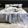 Juego de Cuatro Piezas de Colcha de Verano Tencel de Alta Densidad Estilo Americano Lujo Ligero con Estampado Digital Borde de Encaje Sábana de Cama para Aire Acondicionado