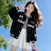 Casaco novo e estiloso para primavera e outono para meninas, apresentando uma jaqueta baseball moderna estilo universitário, perfeita para o outono e fácil de combinar com vários looks, uma escolha popular e da moda para crianças mais velhas