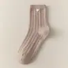 Calcetines de color liso con botones hasta media pantorrilla para mujer, otoño e invierno, en un estilo simple, elegante y colegial, con una mezcla de algodón y un diseño largo y con volantes.