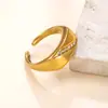 Anel de Aço Inoxidável Popular de Venda Cruzada para Mulheres, Anel Empilhável Borda Chanfrada Fundida Cravejado com Diamantes, Design Moderno Fábrica de Joias de Aço Titânio